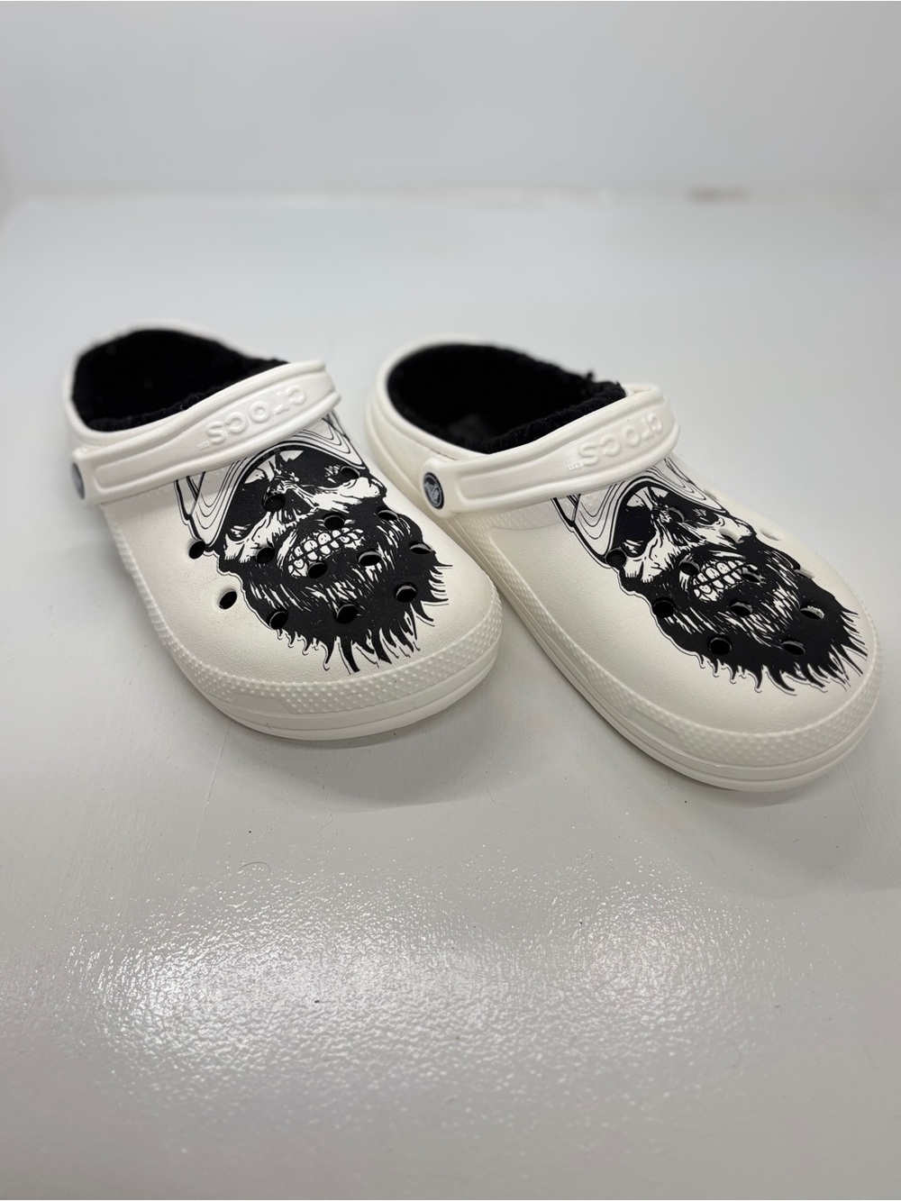 Crocs Classic Lined Skull Graphic Clogs White Black Fur Men’s 7 Women’s 9 EU 40 - Picture 7 of 10